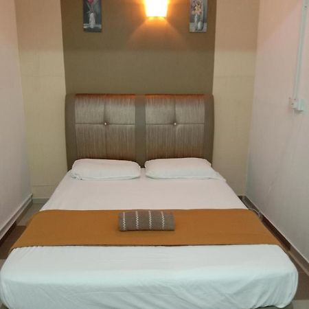 Ulfah Hotel Мерсинг Экстерьер фото