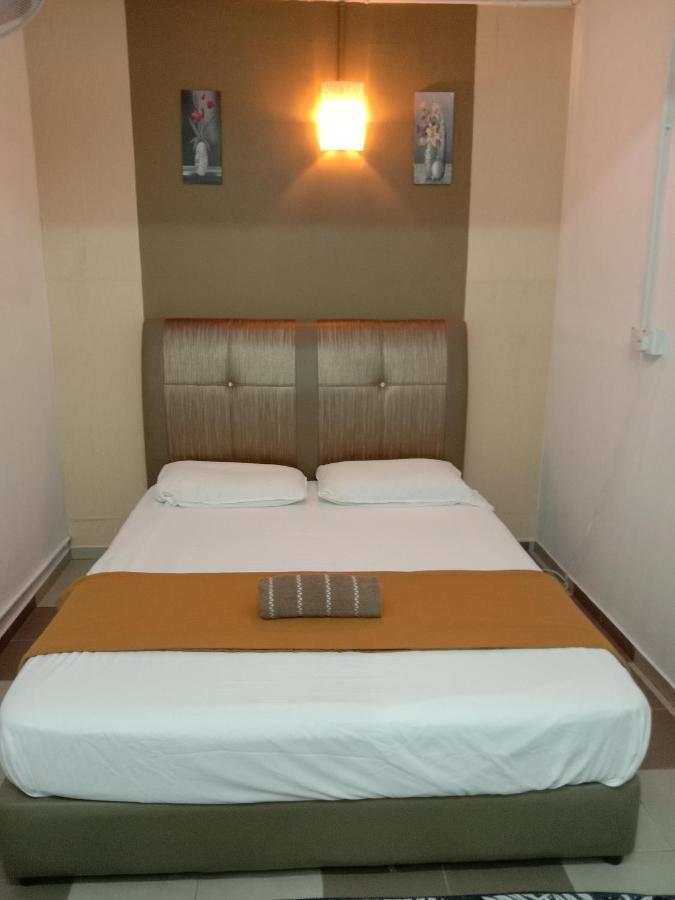 Ulfah Hotel Мерсинг Экстерьер фото